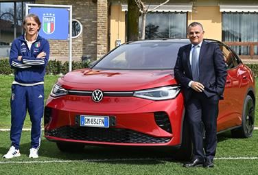 La Nazionale di calcio sale in Volkswagen verso l'Europeo