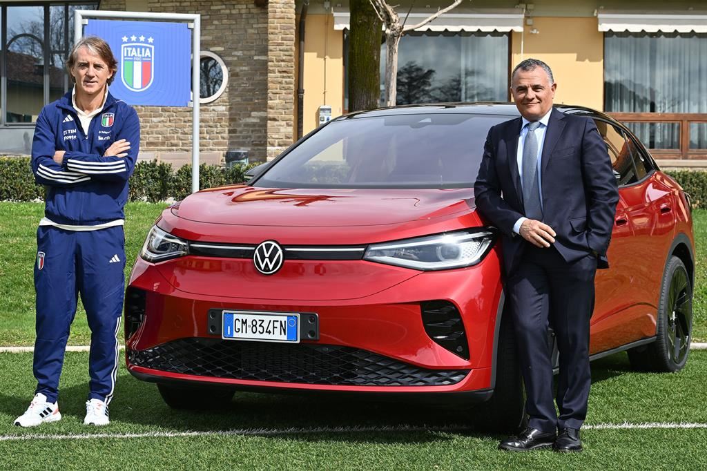 Andrea Alesi, direttore di Volkswagen Italia, con il ct azzurro Roberto Mancini e la ID.5