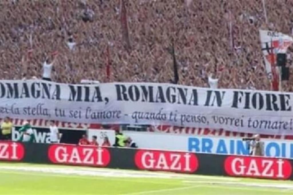 Lo striscione dei tifosi dello Stoccarda in omaggio alle popolazioni alluvionate dell’Emilia Romagna