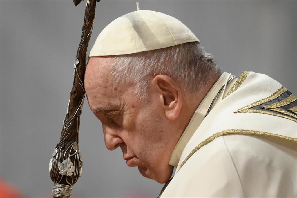Papa Francesco in preghiera, l'arma più efficace per sconfiggere gli attacchi del diavolo