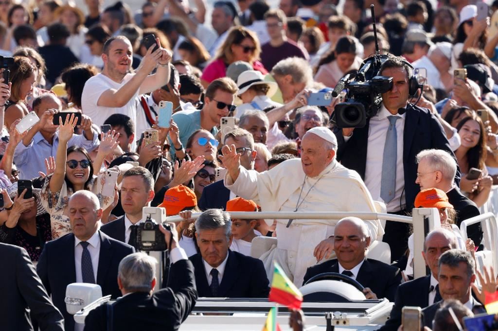 Il Papa saluta i fedeli in piazza San Pietro per l'udienza generale del mercoledì