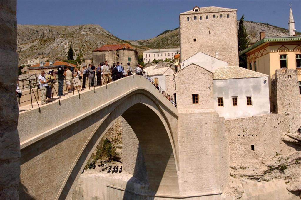 Lo Stari Most, il vecchio ponte ottomano simbolo di Mostar, distrutto dalla guerra nel 1993 e ricostruito nel 2004