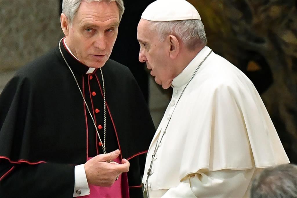 Papa Francesco con monsignor Georg Ganswein in una foto del 2020