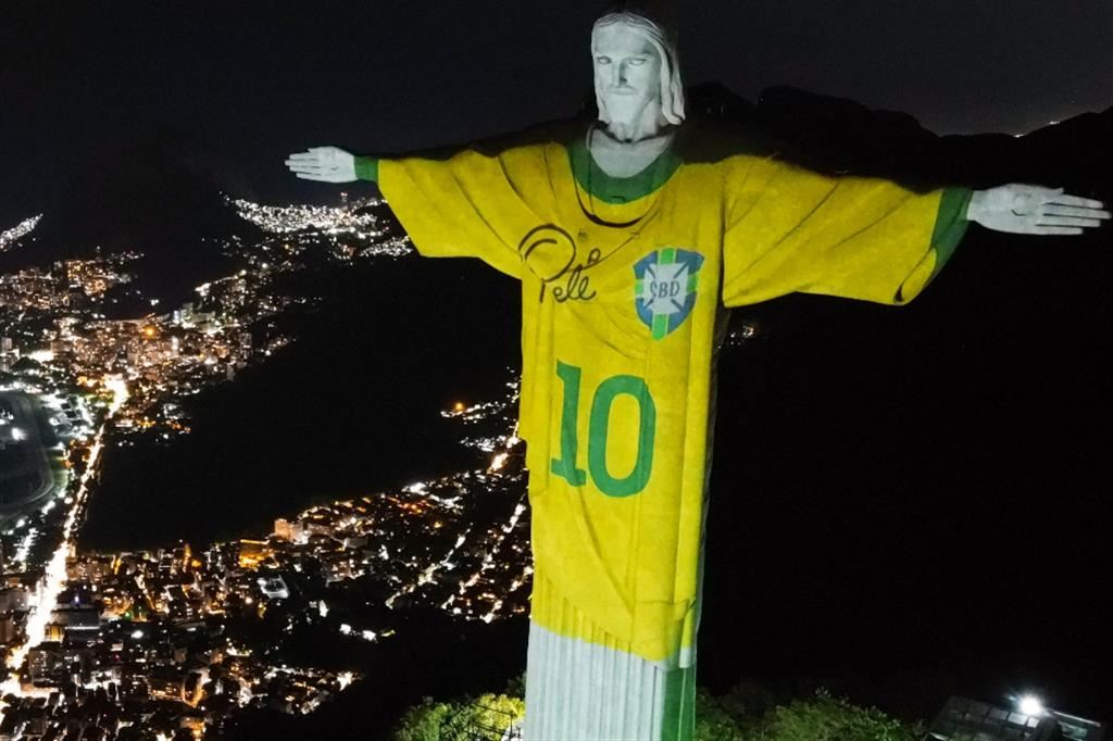 La statua del Cristo Redentore a Rio de Janeiro "vestita" con la maglia dell'indimenticato Pelè