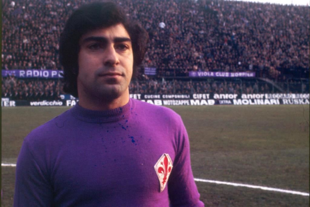 Bruno Beatrice, mediano della Fiorentina in cui ha militato dal 1973 al ‘76. In quegli anni in maglia viola a causa di una pubalgia gli venne prescritto un ciclo di raggi Roentgen che ne hanno causato la morte per leucemia a 39 anni, nel 1987