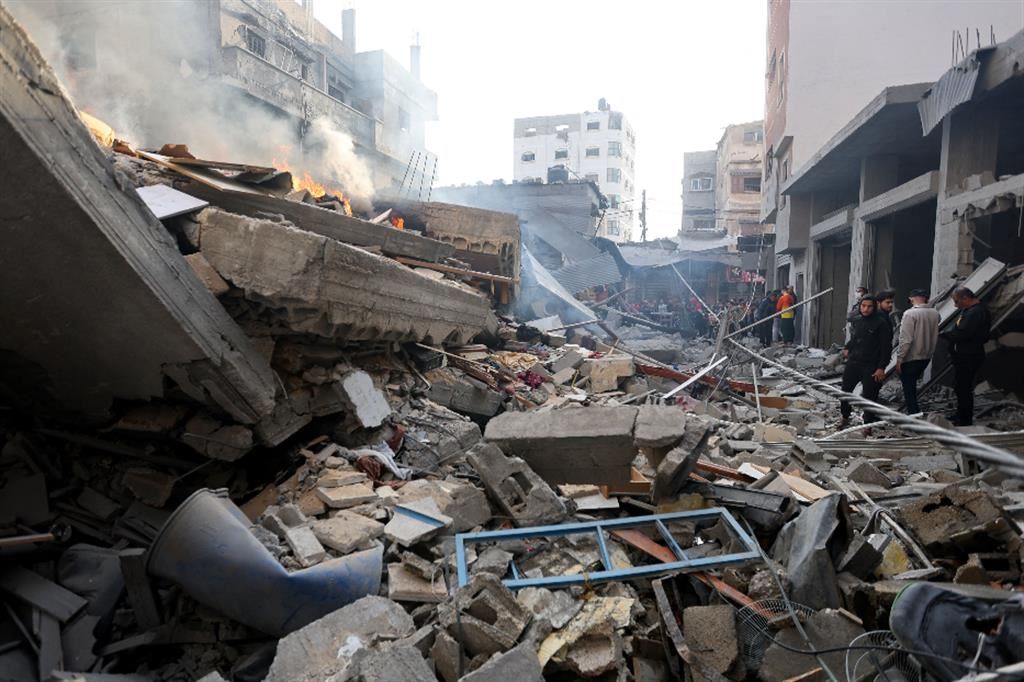 Palestinesi ispezionano una casa distrutta in un raid israeliano a Khan Yunis nel Sud della Striscia di Gaza