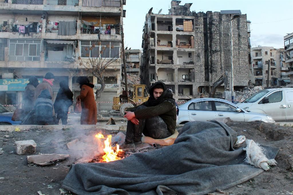 Un uomo si scalda in strada ad Aleppo, 8 febbraio. In Siria gli sfollati sono 300mila