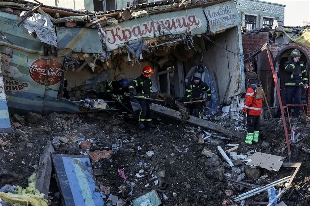 I negozi devastati dal missile russo che ha colpito il mercato all'aperto del villaggio di Shevchenkove nell'Est dell'Ucraina