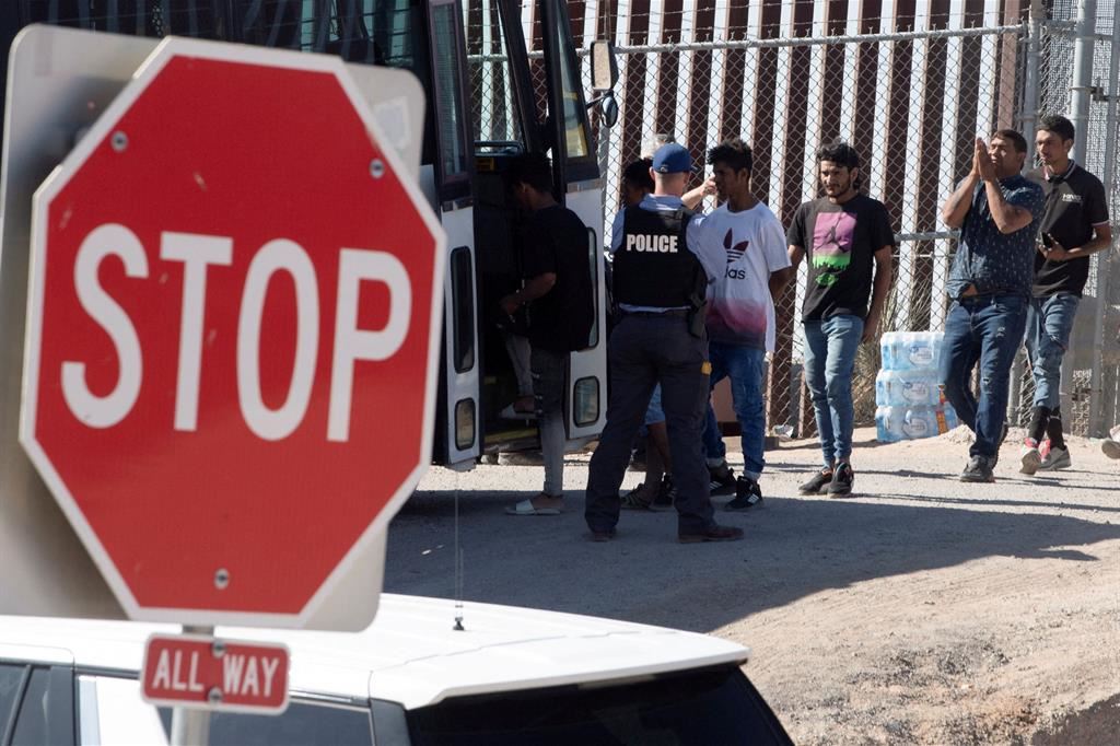 Aspiranti richiedenti asilo si consegnano alle autorità Usa a El Paso in Texas