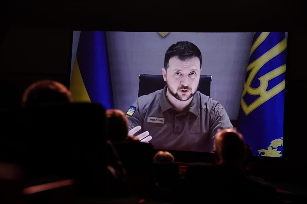 Il presidente ucraino Zelensky in un videocollegamento