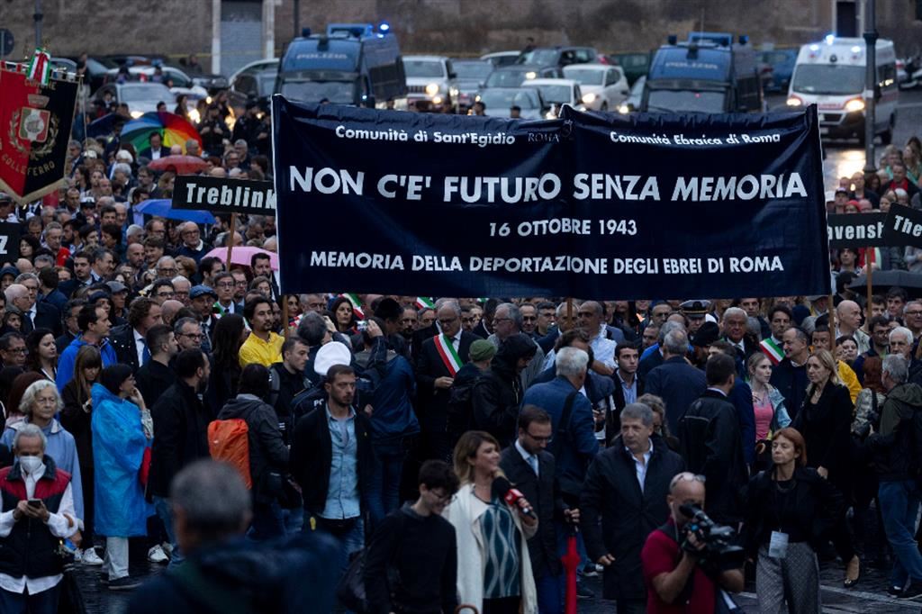 Un momento della marcia organizzata ieri da Sant'Egidio al Ghetto di Roma