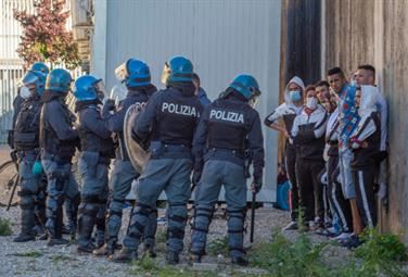 Fughe, rivolte e suicidi: il limbo dei migranti è a Gradisca