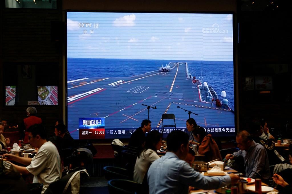 In un ristorante di Pechino si assiste alle manovre militari nel Pacifico