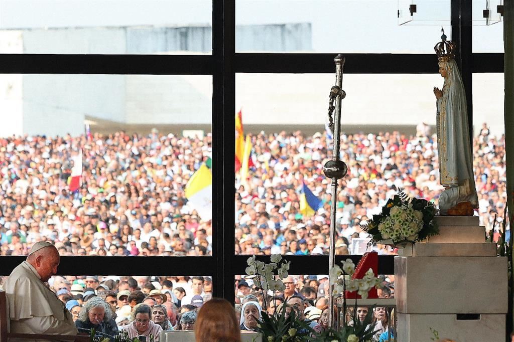 Il Papa a Fatima: preghiera silenziosa per la pace con dolore