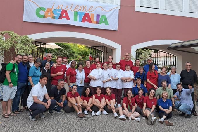 Foto di gruppo a Casa Italia prima della partenza
