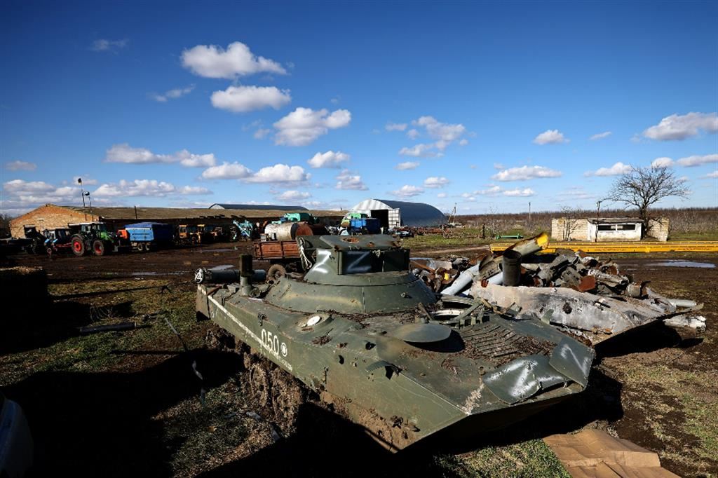 La semina resta impossibile: un carro armato russo abbandonato con le munizioni in una fattoria di coltivatori di grano a Snihurivka, nel sudest dell’Ucraina