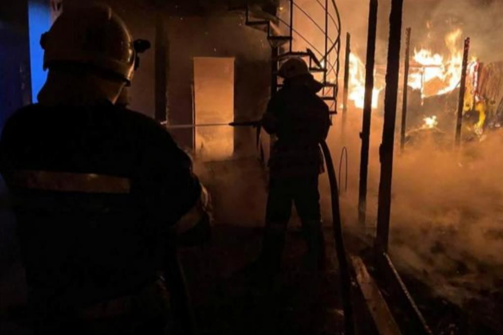 Un vigile del fuoco al lavoro per spegnere l'incendio dopo il raid russo a Odessa: un civile è morto nell'attacco