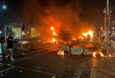 Disordini a Dublino, 34 arresti. Saccheggi e veicoli in fiamme