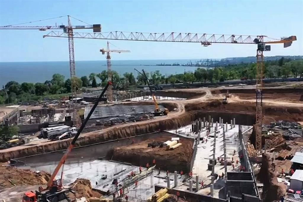 Un cantiere aperto vicino al porto dalle autorità russe per cancellare la distruzione a Mariupol