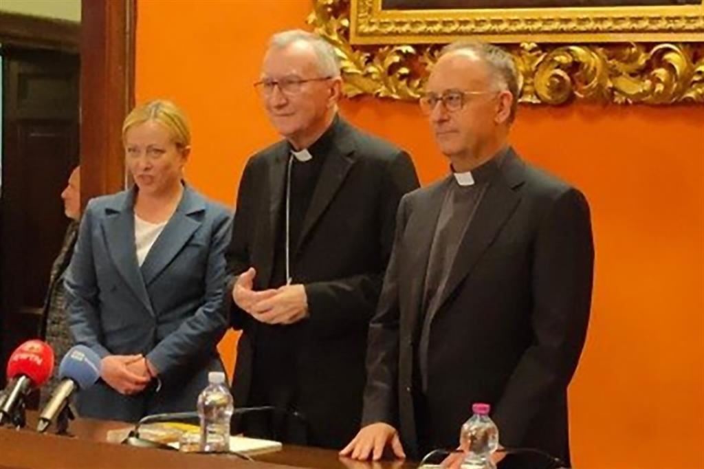 Da sinistra: la premier Meloni, il cardinale Parolin e padre Spadaro