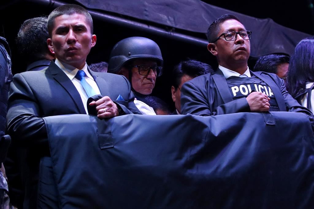 Il candidato Christian Zurita, subentrato a Villavicencio, ha tenuto l'ultimo discorso col giubbotto antiproiettile