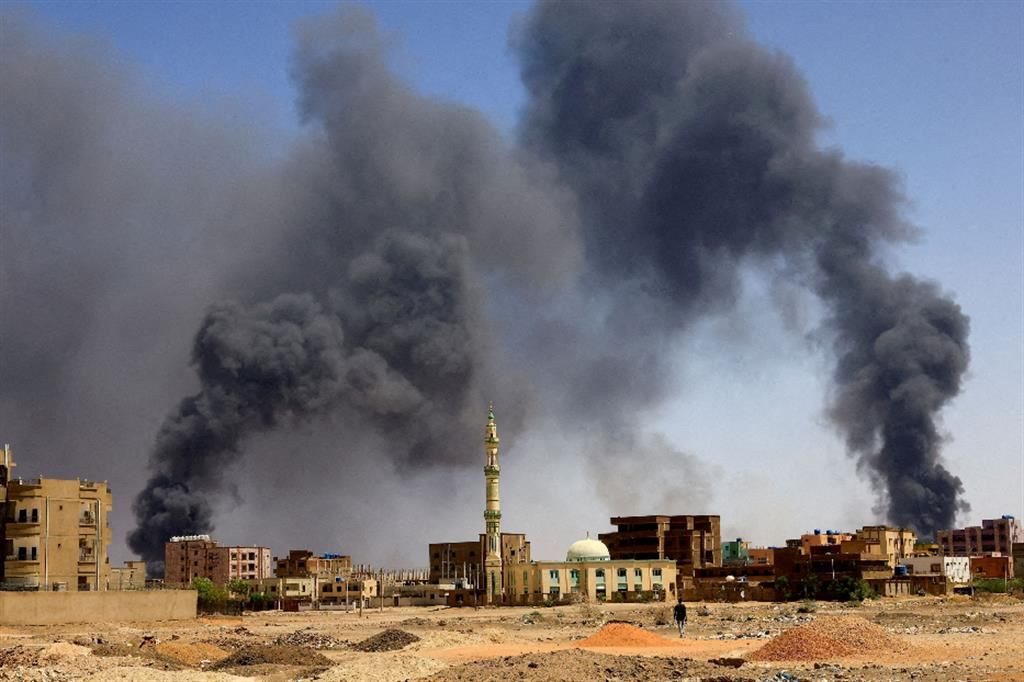 Il fumo dalle zone colpite dai bombardamenti a Khartum Nord