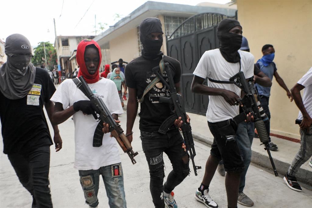 La marcia della gang G9 che comanda Port-au-Prince