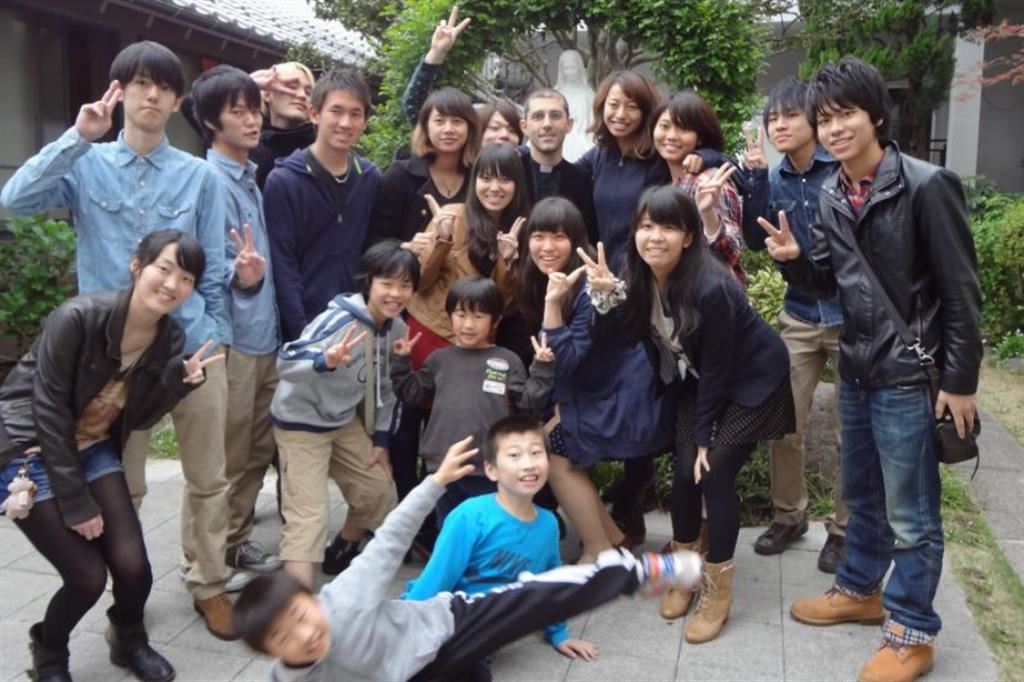 Padre Lembo con un gruppo di giovani giapponesi