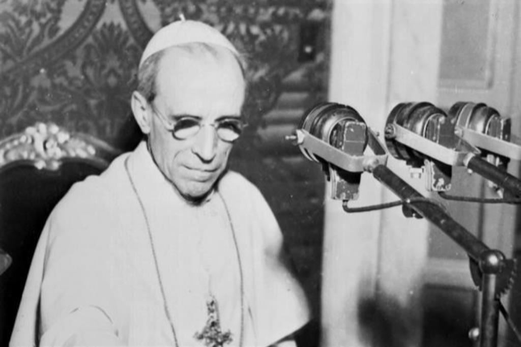 Pio XII in visita alla Radio Vaticana