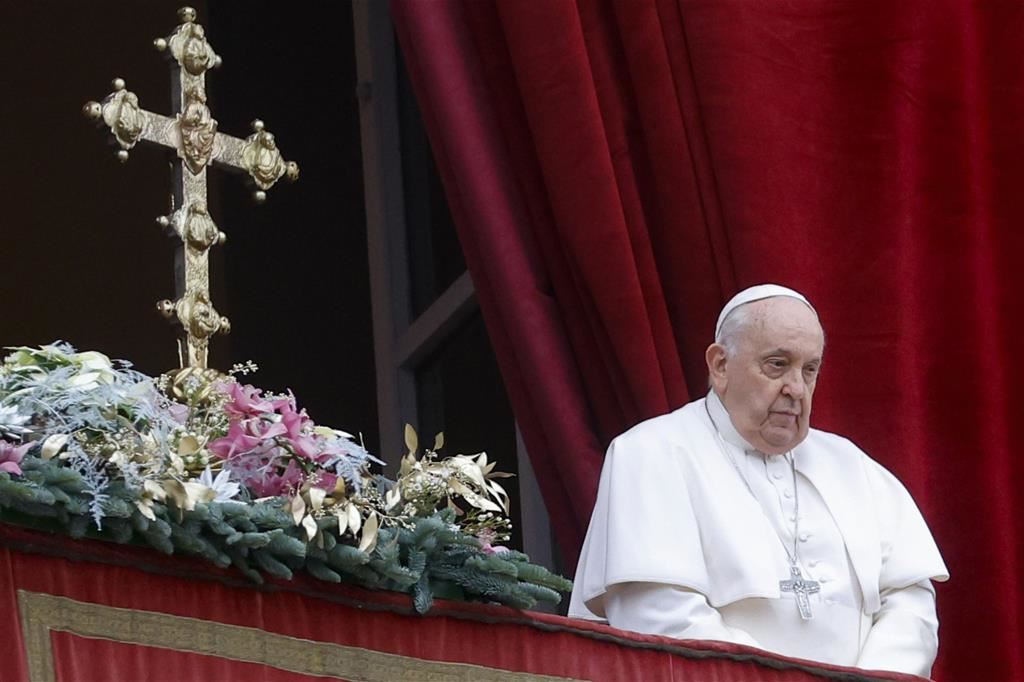 Il Papa sulla loggia centrale della Basilica di San Pietro nel giorno di Natale