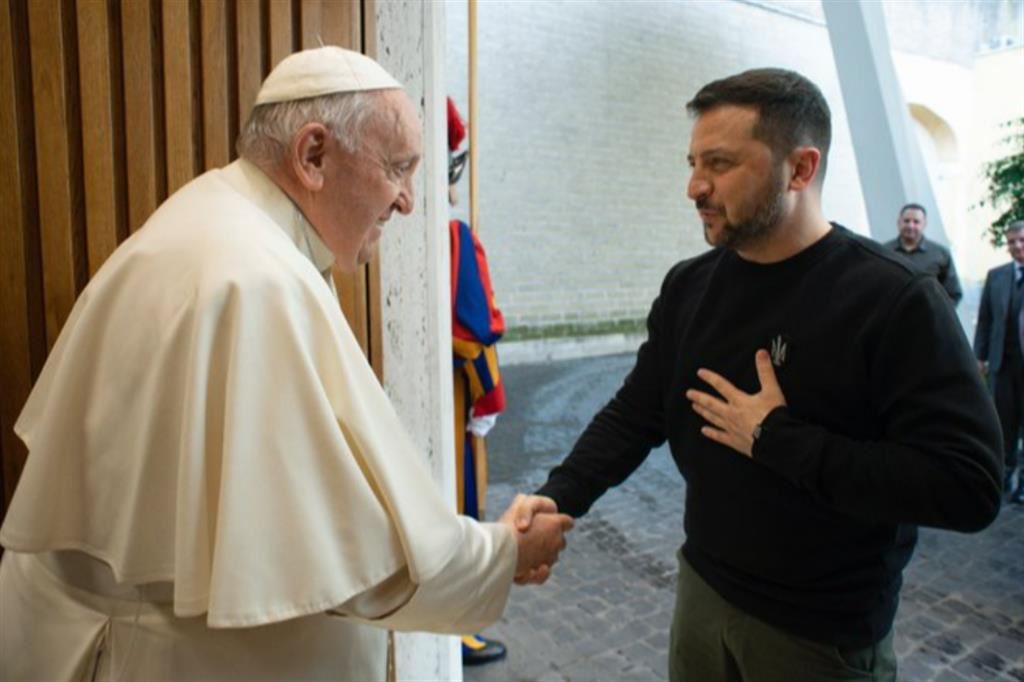 La prima foto dell'incontro tra il papa e il presidente Zelensky pubblicata su Twitter dall'ambasciata ucraina presso la Santa Sede