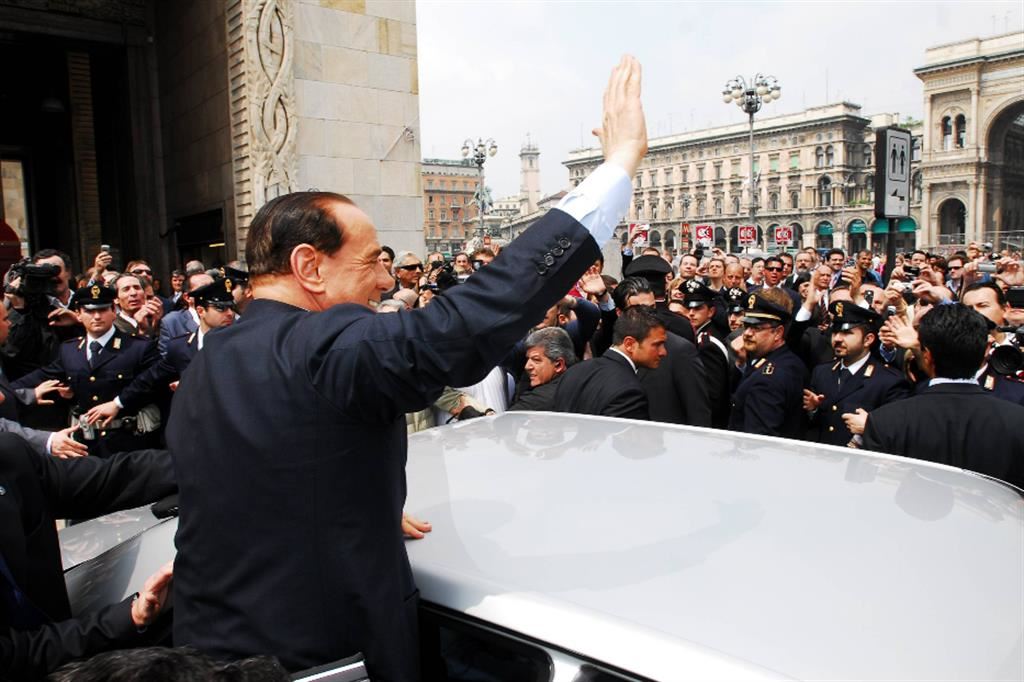 Silvio Berlusconi sul predellino dell'auto, davanti a Palazzo Reale a Milano, per la campagna elettorale di Forza Italia