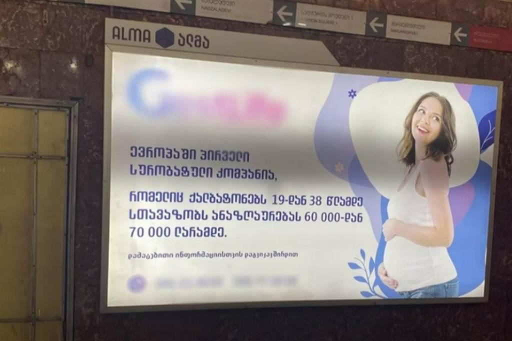 La pubblicità della Gravidanza per altri nella metropolitana di Tblisi