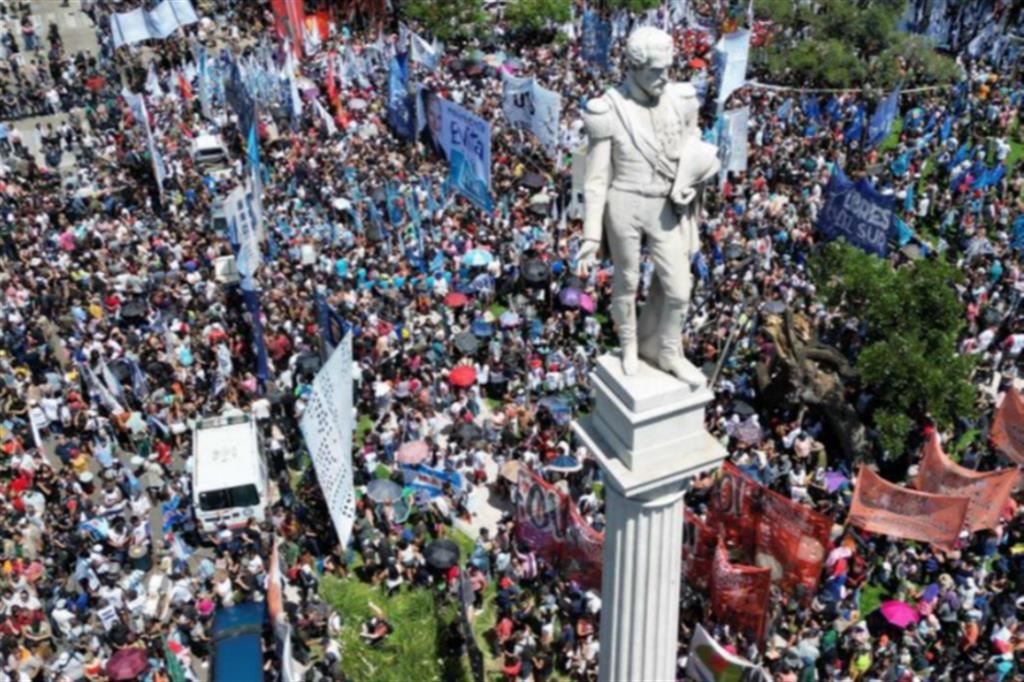 L'Argentina protesta. Lavoratori e sindacati in Plaza Lavalle a Buenos Aires per contestare le scelte fatte da Milei di riformare 366 norme economiche