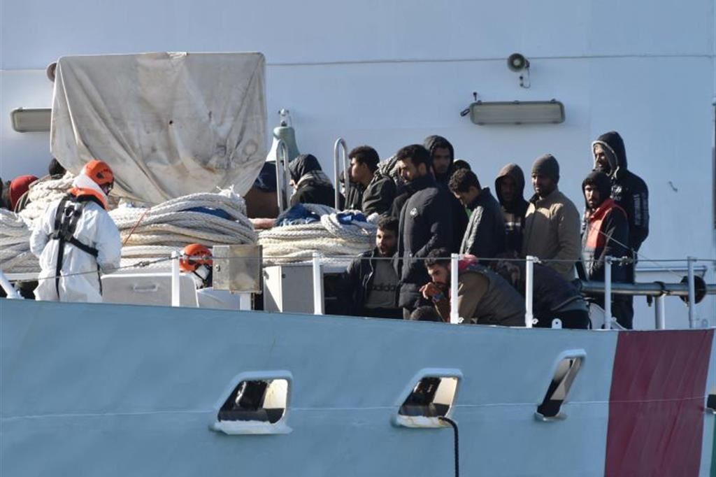 Migranti su una nave dei soccorsi