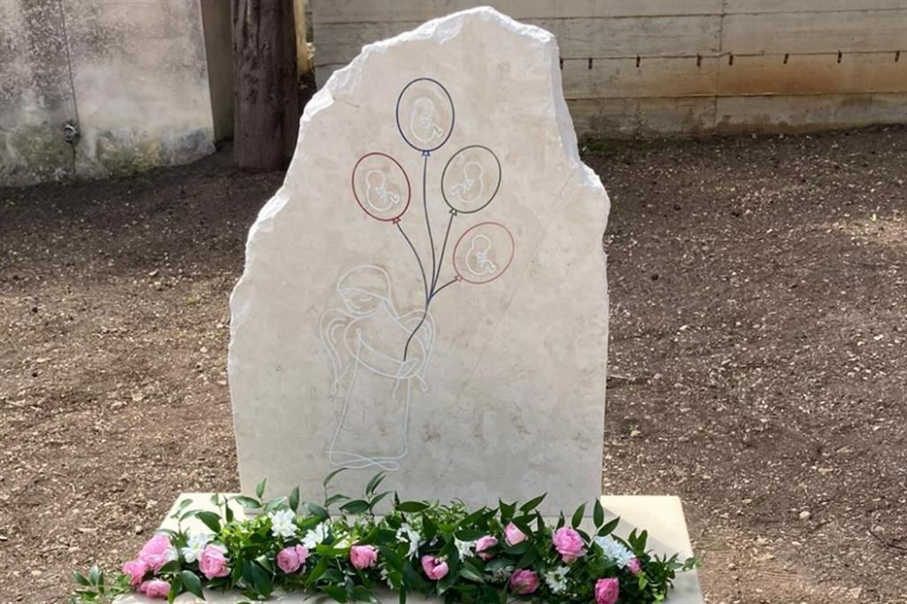 Il cippo per i bambini non nati nel cimitero di Ragusa Ibla