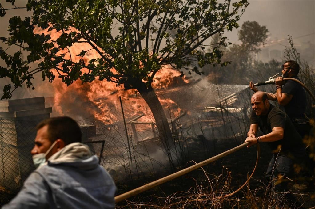 In Grecia non  si fermano gli incendi, soprattutto nelle zone costiere: in uno di questi sono morti 26 migranti