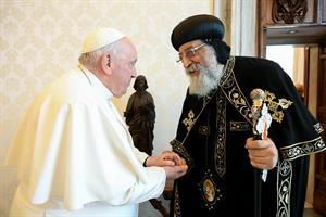 L'abbraccio del Papa a Tawadros II, leader copto ortodosso