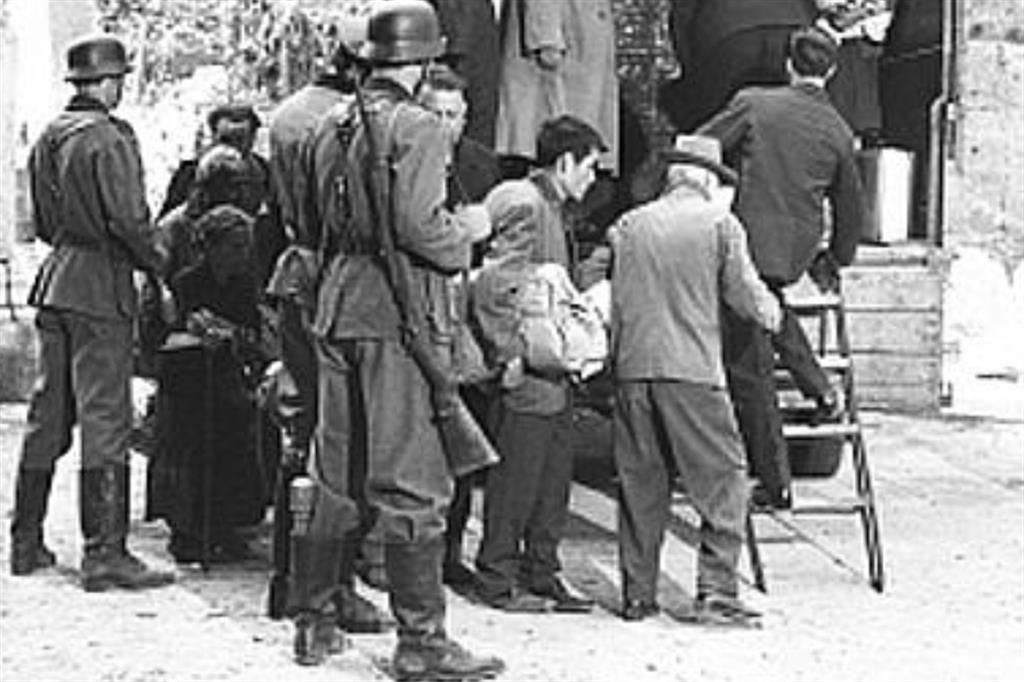 Il rastrellamento degli ebrei nel ghetto di Roma in una scena del film “L'oro di Roma” di Carlo Lizzani, 1961