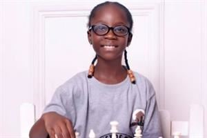Ivie, maestra di scacchi a 8 anni, insegna a giocare per battere la miseria