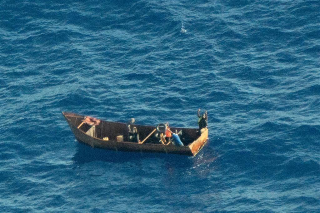 Il barchino con i sopravvissuti