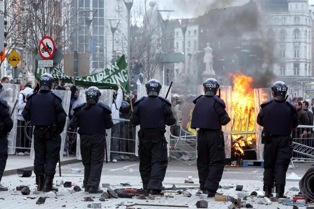 La polizia schierata a Belfast contro i repubblicani