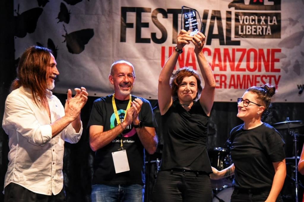 Il gruppo Cenere riceve il premio Amnesty Italia da Manuel Agnelli e dal direttore artistico di "Voci per la libertà" Michele Lionello
