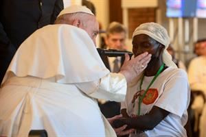 L'accusa del Papa: «Massacri, violenze e stupri per l'avidità di denaro»