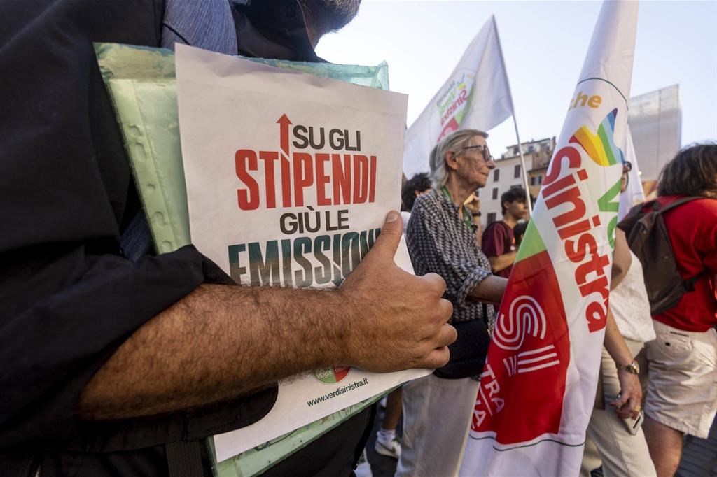 La manifestazione "Su gli stipendi, giù le emissioni" della scorsa settimana a Roma