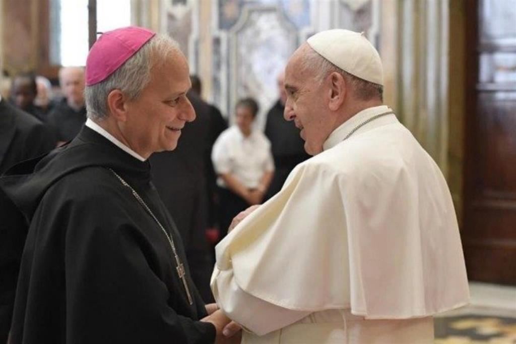 L’arcivescovo Robert Francis Prevost Martinez con papa Francesco