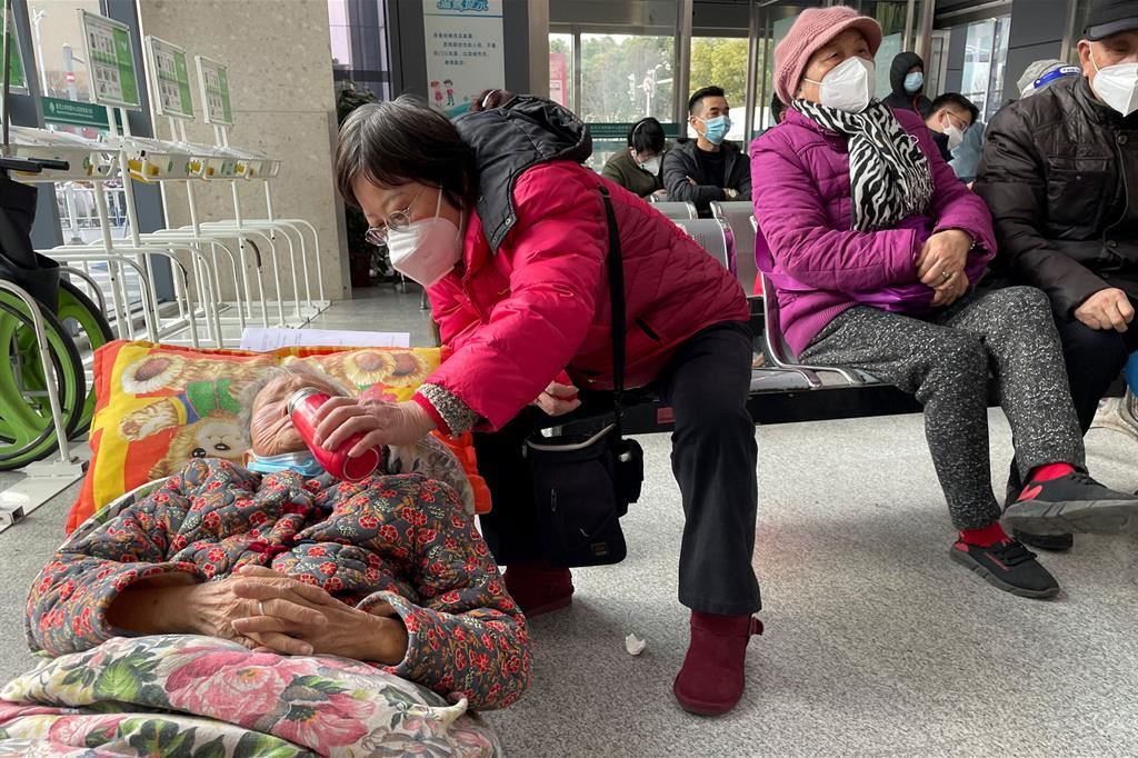 Pazienti in attesa al pronto soccorso di un ospedale di Shanghai