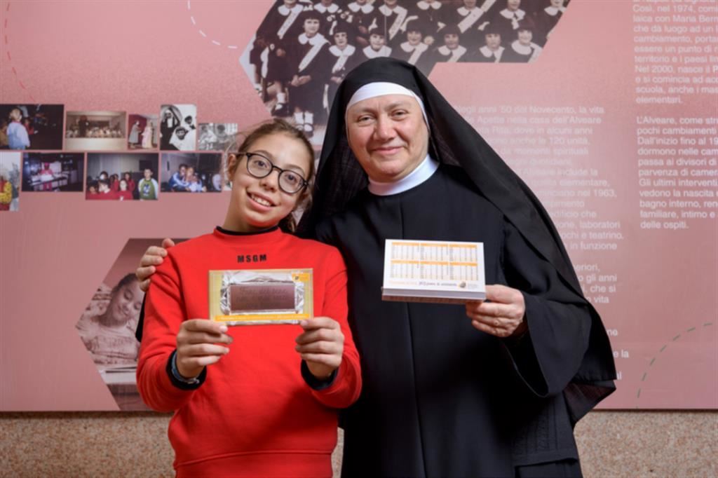 Suor Maria Rosa Bernardinis, madre priora del Monastero Santa Rita da Cascia, con una giovane amica del "Cioccolario"