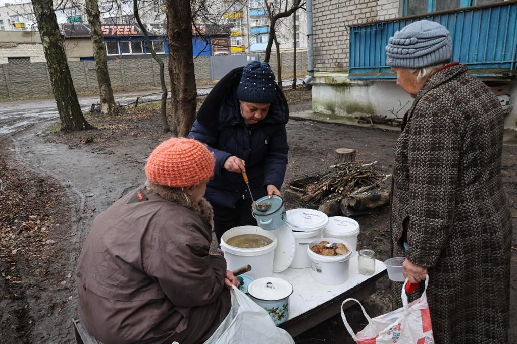 La distribuzione del cibo fra le strade di Izyum, la città della più grande fossa comune nella regione di Kharkiv nell'est dell'Ucraina