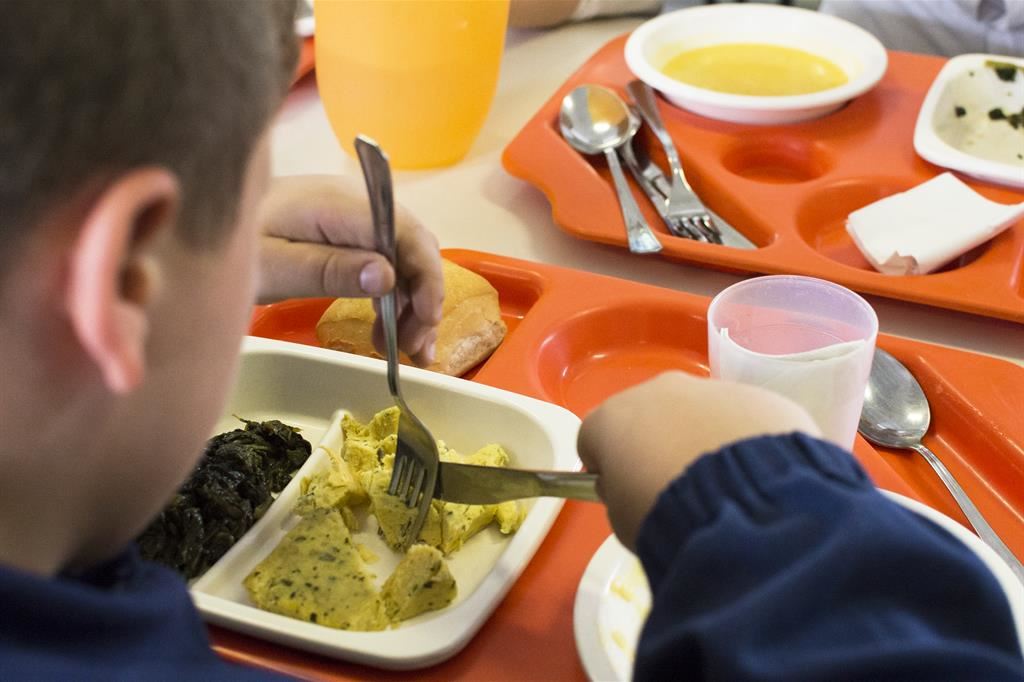 La mensa scolastica per molti bambini è l'unica possibilità di un pasto equilibrato e proteico ma vi accede solo un bambino su 2 nella scuola primaria